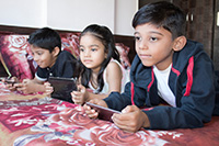 Kinder schauen TV
